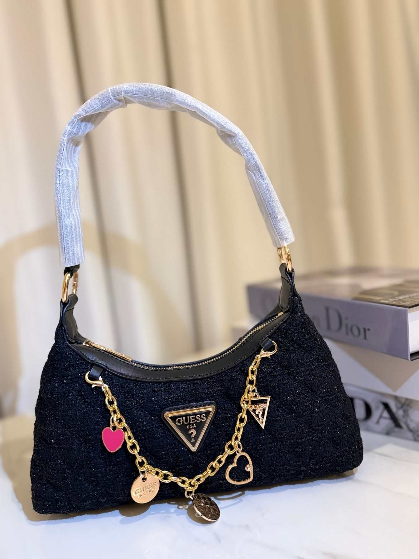 Adsız tasarım (14) GUESS Kapitone Zincir Detaylı Mini Omuz Çantası – Siyah - Görsel 1