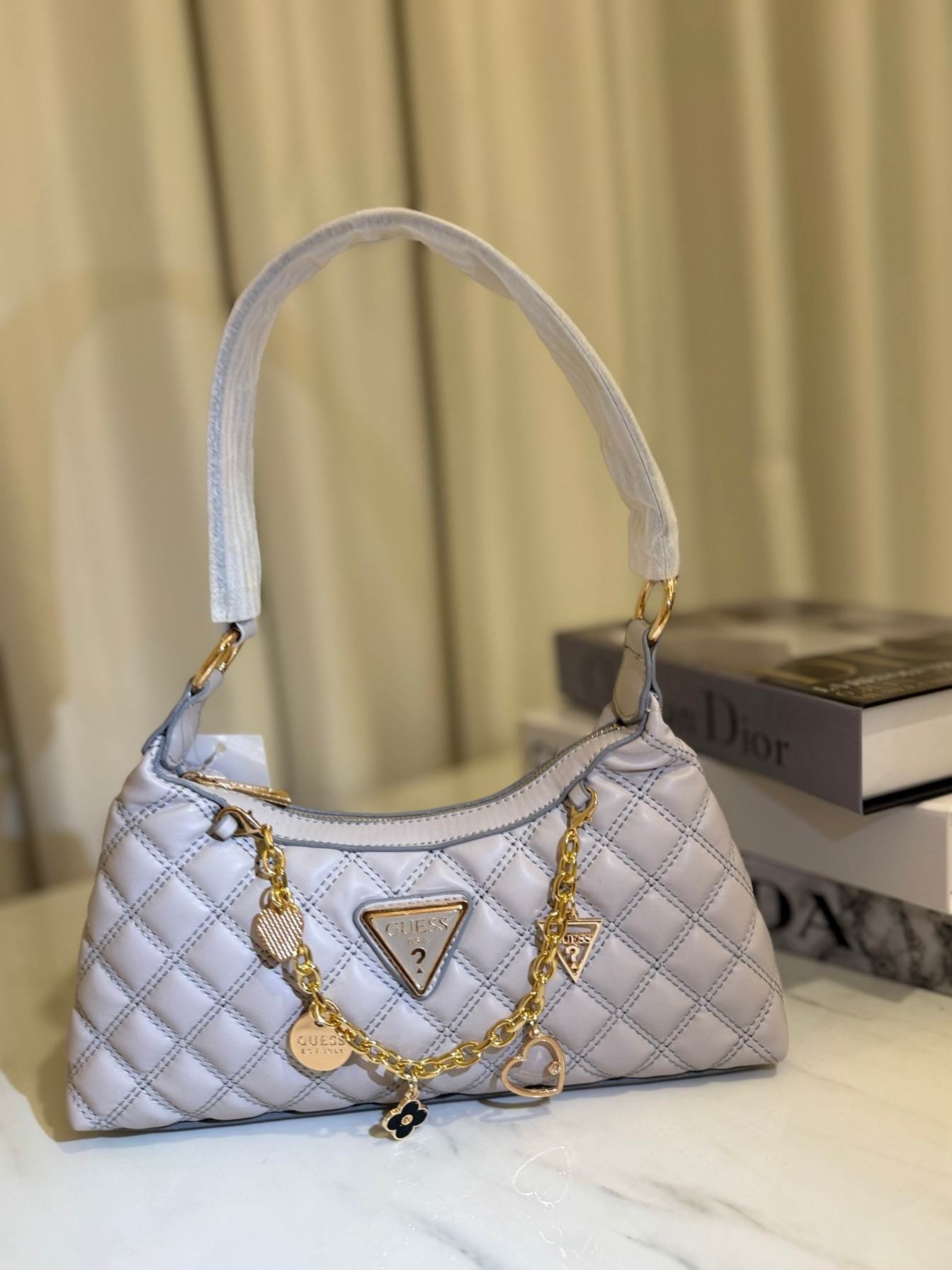 Adsız tasarım (15) GUESS Kapitone Zincir Detaylı Mini Omuz Çantası – Gri - Görsel 1