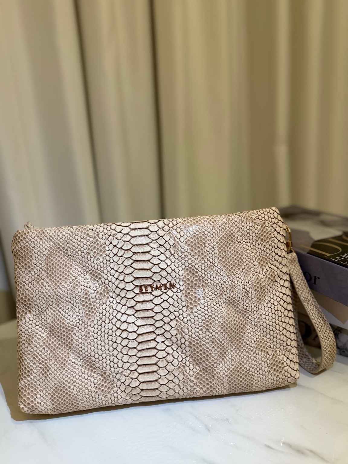 Adsız tasarım (30) Beymen Snake & Croco Dokulu Clutch Çanta – Bej - Görsel 1