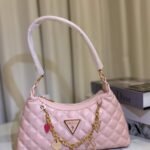GUESS Kapitone Zincir Detaylı Mini Omuz Çantası – Pudra Pembe