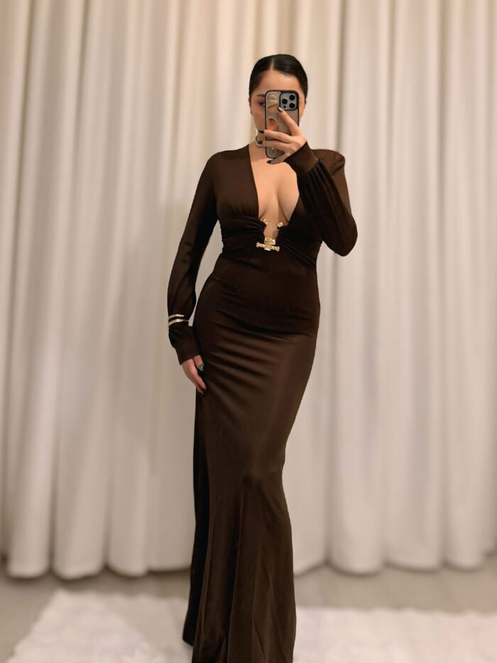 Göğüs Aksesuar Detaylı Kahve Maxi Elbise – Dalgıç Kumaş - Görsel 2