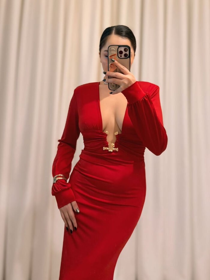 Göğüs Aksesuar Detaylı Kırmızı Maxi Elbise – Dalgıç Kumaş - Görsel 2